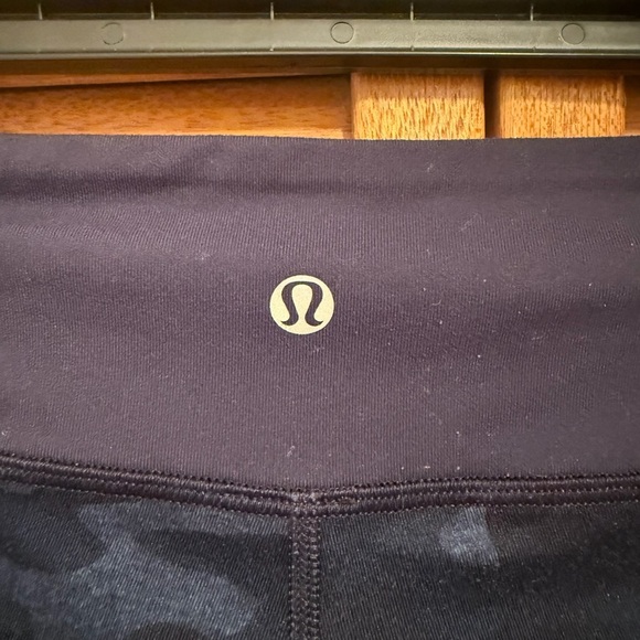 Lululemon Wunder Under Navy Blue Camo Cropped Leggings Sz 2 - Picture 4 of 7